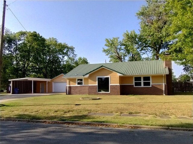 single story home featuring a front lawn