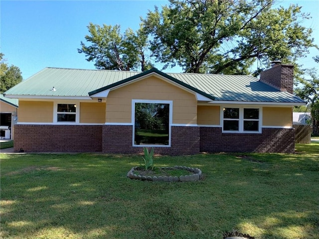 view of front facade featuring a front lawn