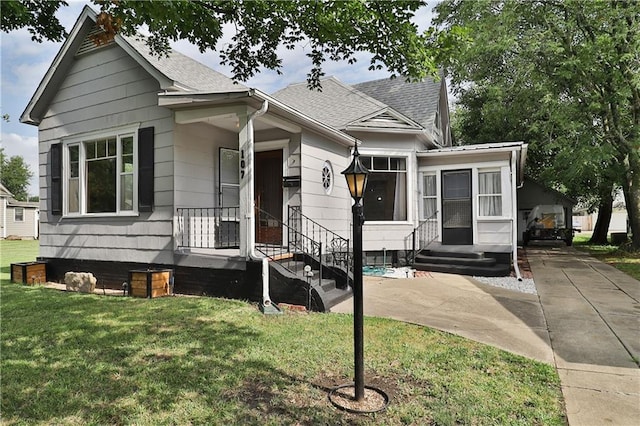 view of front of property with a front lawn