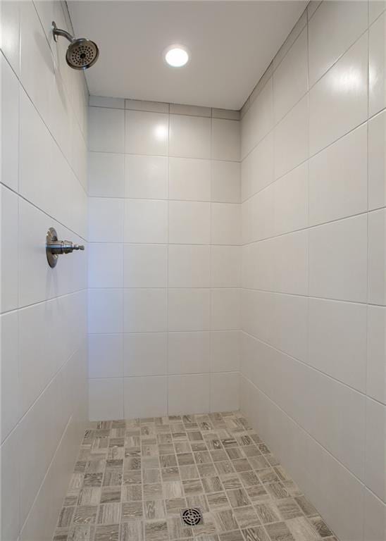 bathroom featuring a tile shower