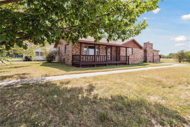 view of front of property featuring a wooden deck and a front lawn