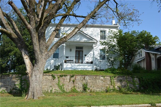 view of front of property with a front lawn and covered porch