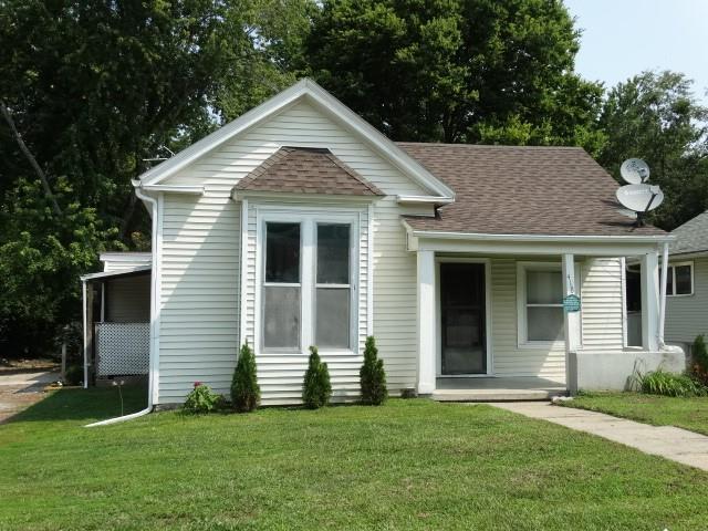 418 E Main St, Richmond, MO 64085 - bungalow-style home featuring a front lawn, a shingled roof, and covered porch