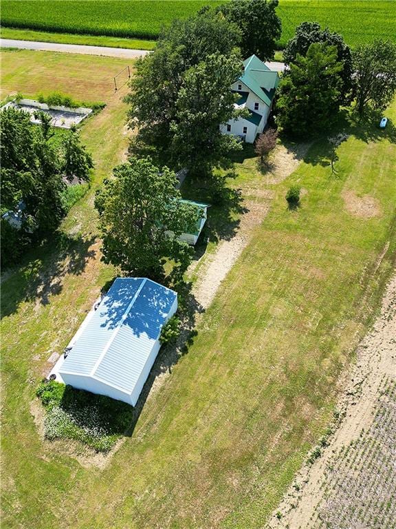 birds eye view of property featuring a rural view