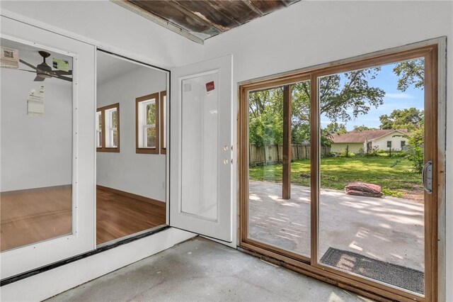 entryway featuring concrete flooring and ceiling fan