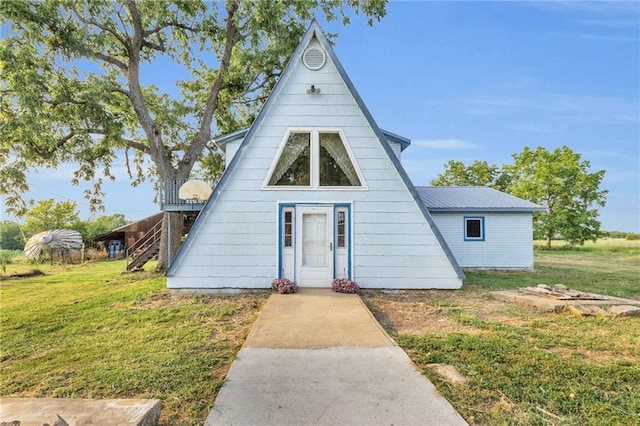 view of front of house with a front lawn