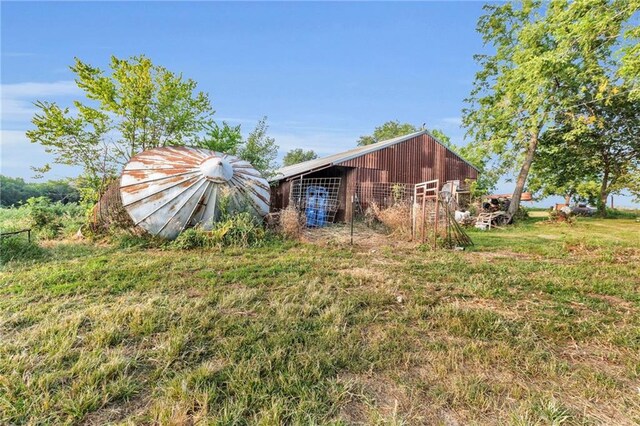 view of yard with an outdoor structure