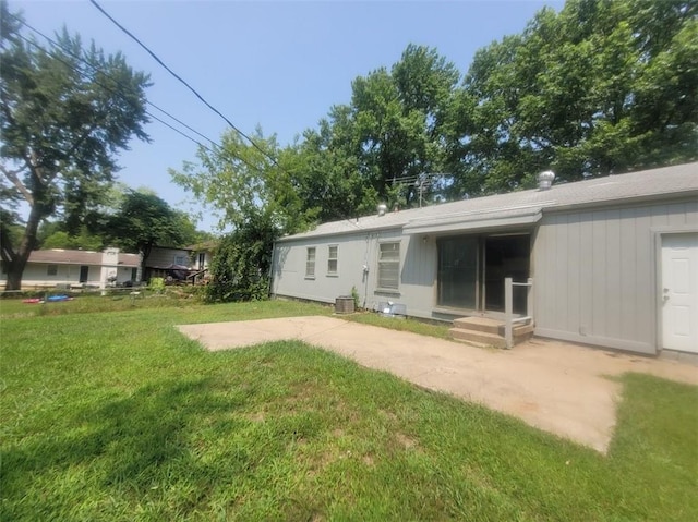 view of yard featuring a patio area