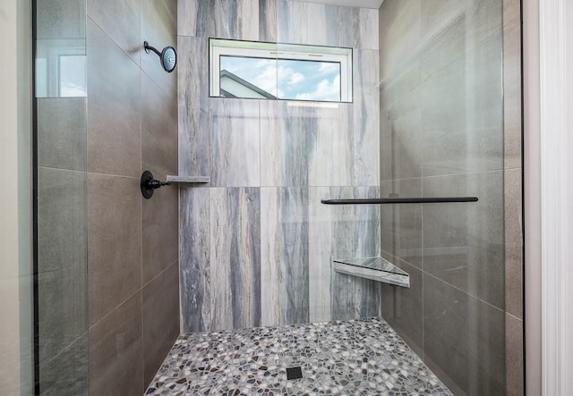 bathroom featuring tiled shower