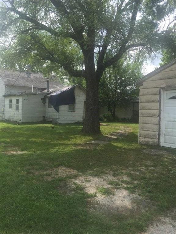 view of yard with a garage