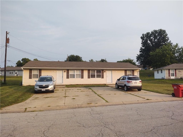 single story home with a front lawn