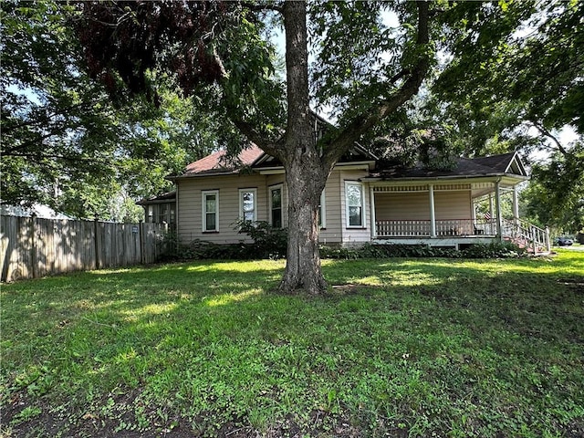 view of front of house with a front lawn