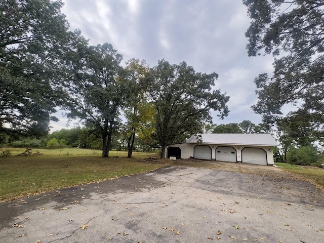 view of front of house featuring a front yard and a garage