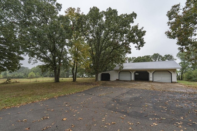 view of front facade featuring a front lawn