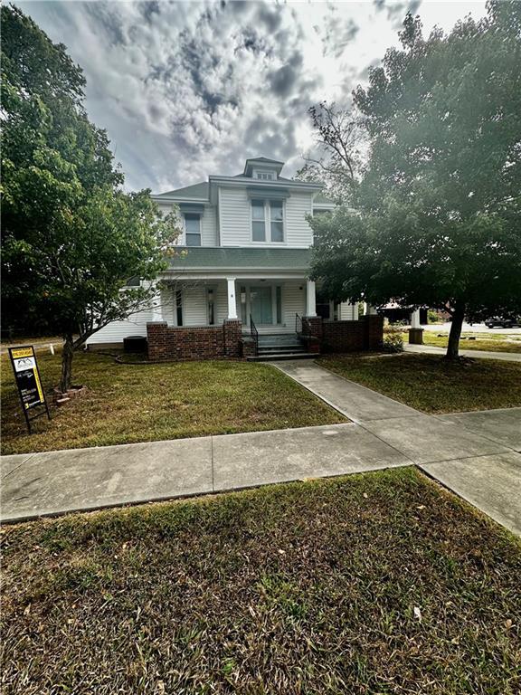 view of front of property featuring a front lawn