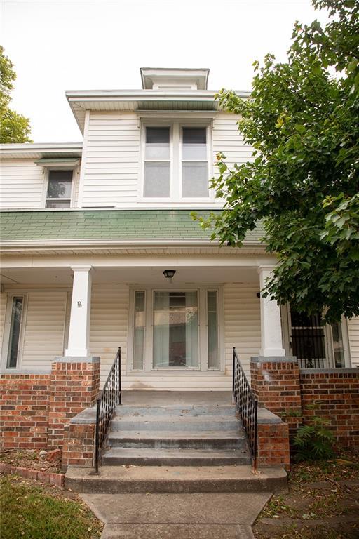 view of front of property featuring a porch