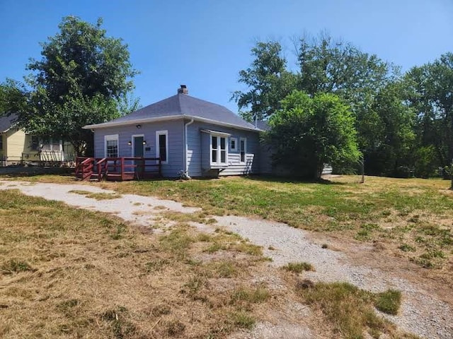 view of front of house featuring a front yard