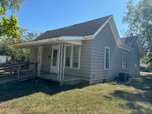 view of front facade with cooling unit and a front yard