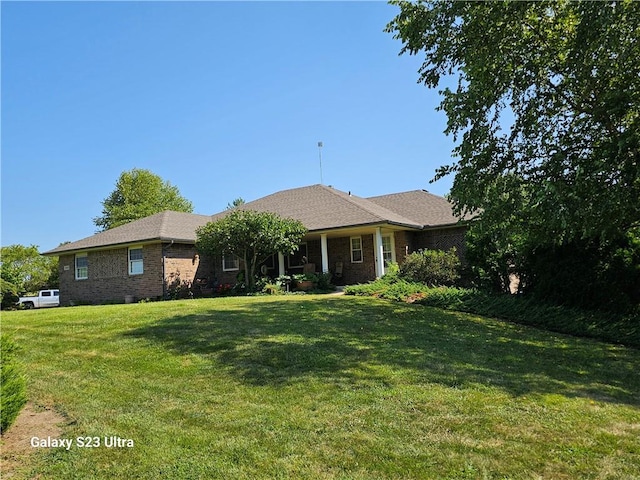 single story home with a front yard