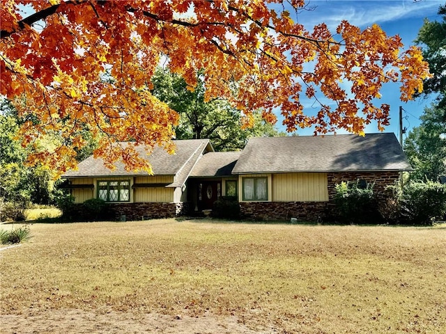 ranch-style home with a front lawn