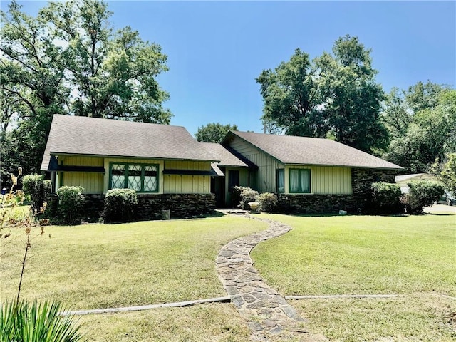 single story home featuring a front yard