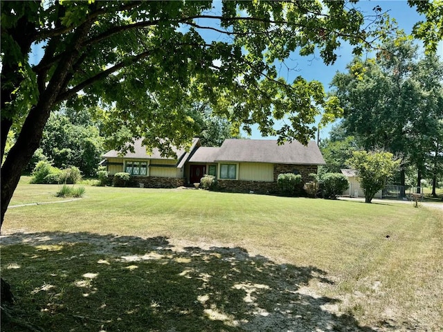 single story home featuring a front lawn