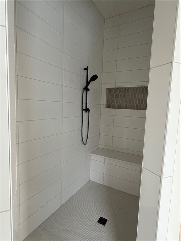 bathroom featuring a tile shower