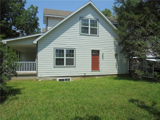 back of house featuring a lawn