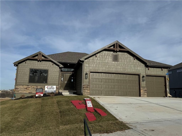 craftsman inspired home featuring a front lawn and a garage