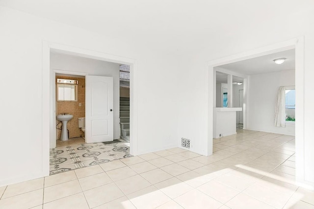 spare room featuring light tile patterned flooring