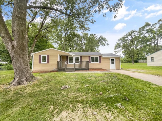 ranch-style home with a front yard