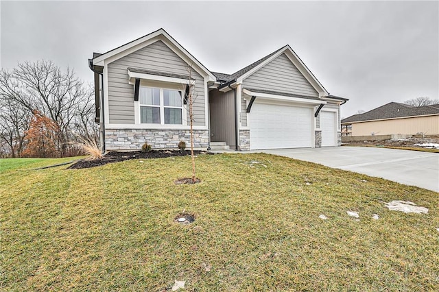 view of front of house featuring a garage and a front yard