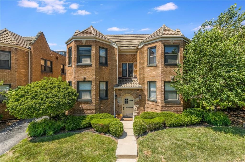 view of front of property with a front lawn