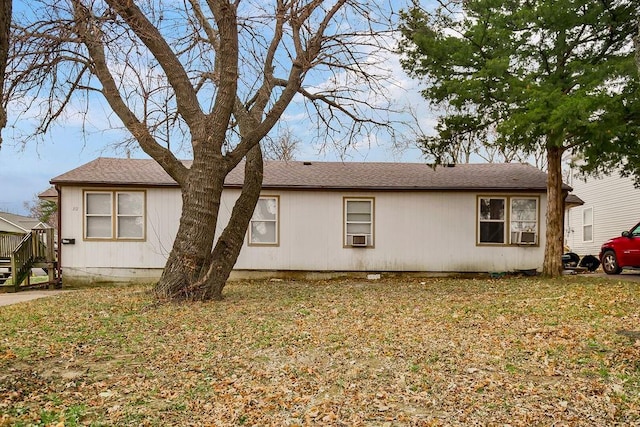 view of side of property featuring a lawn