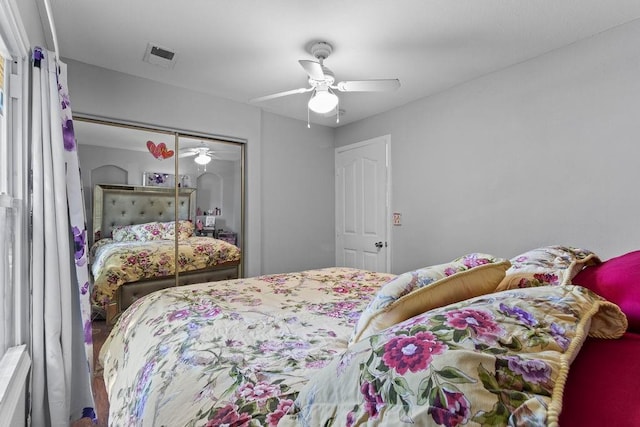 bedroom featuring ceiling fan, visible vents, and a closet