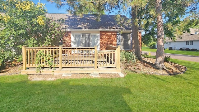 view of front of home featuring a wooden deck and a front yard