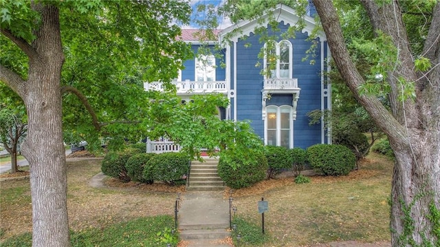 view of front of home featuring a balcony