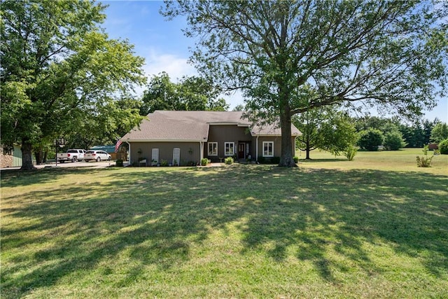 view of front of home featuring a front yard