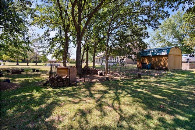 view of yard featuring a storage unit