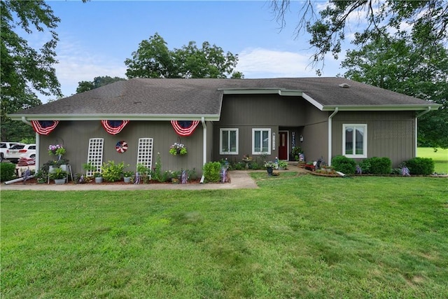 2924 Crown Dr, Independence, KS 67301 - view of front of property featuring a front yard and roof with shingles