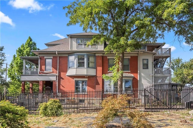 view of front of home featuring a balcony