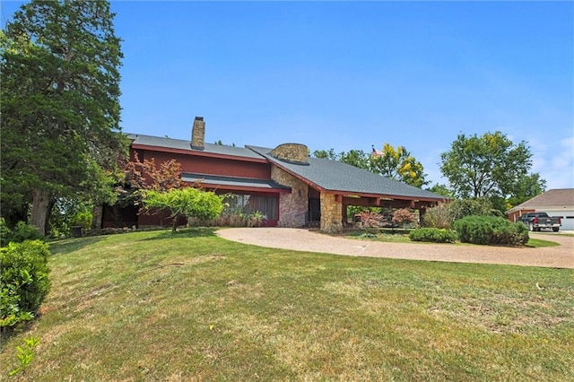 view of front of home with a front lawn