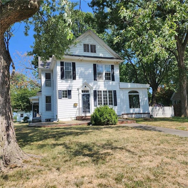 view of front of house featuring a front lawn