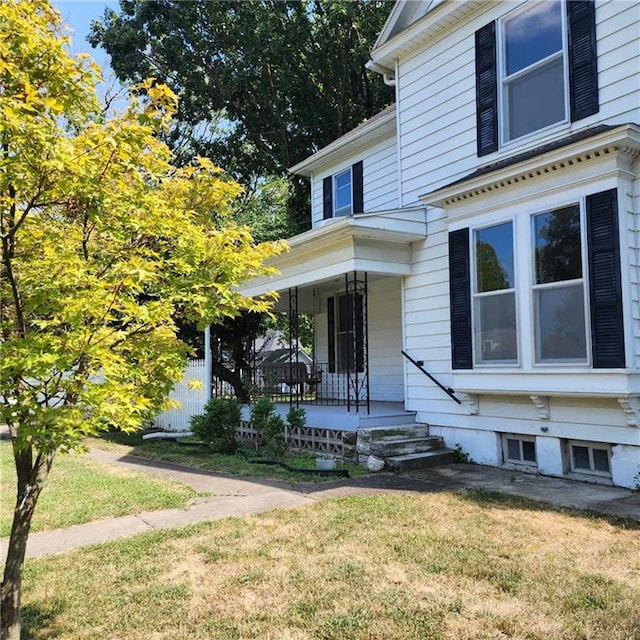 view of front facade with covered porch and a front yard