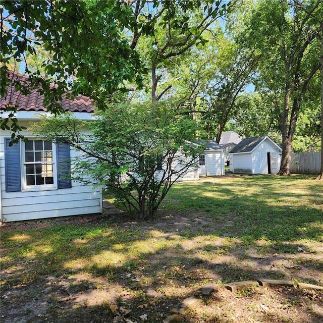 view of yard featuring a storage shed