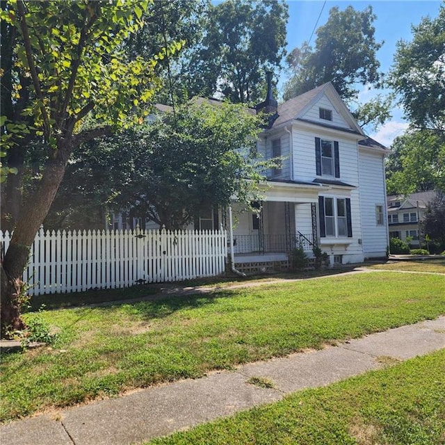 view of front of property featuring covered porch and a front yard