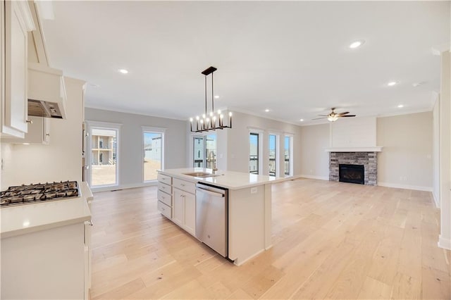 7004 NE 102nd Ct, Kansas City, MO 64156 - kitchen featuring stainless steel appliances, a ceiling fan, ornamental molding, light countertops, and light wood finished floors