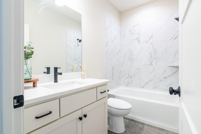 full bathroom with toilet, vanity, and tiled shower / bath combo