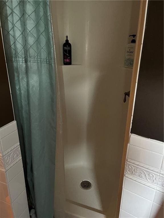 bathroom with curtained shower