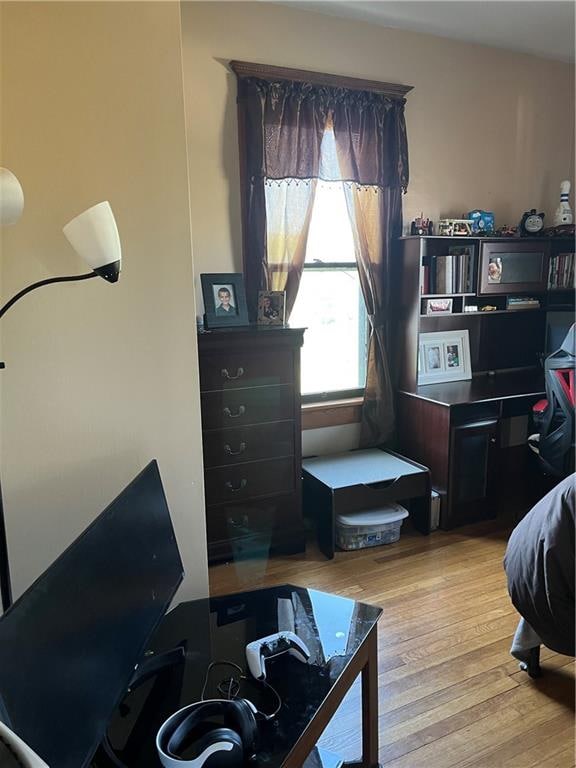 office area with light hardwood / wood-style flooring